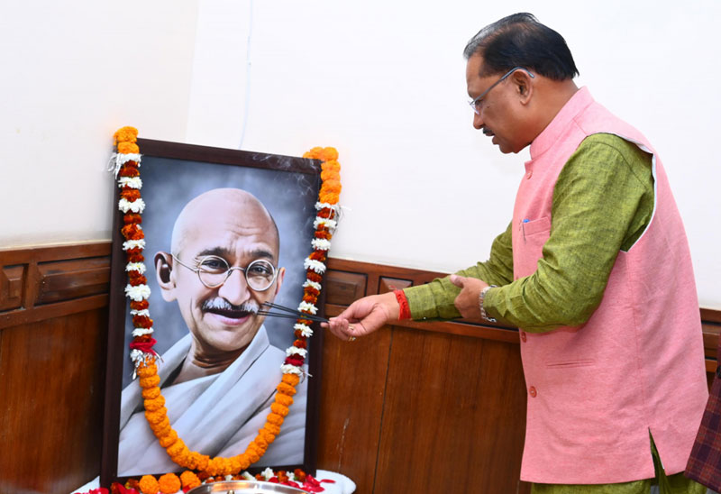 मुख्यमंत्री साय ने राष्ट्रपिता महात्मा गांधी की पुण्यतिथि पर उन्हें किया नमन