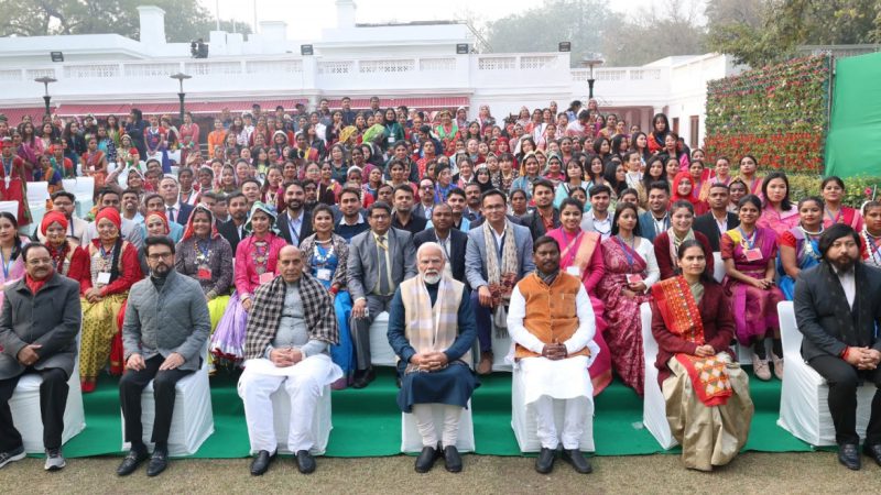 छत्तीसगढ़ की झांकी ‘बस्तर की आदिम जनसंसद : मुरिया दरबार‘ में शामिल लोक-कलाकारों ने प्रधानमंत्री नरेन्द्र मोदी से की मुलाकात