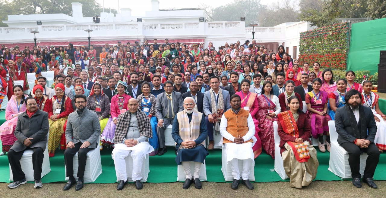 छत्तीसगढ़ की झांकी ‘बस्तर की आदिम जनसंसद : मुरिया दरबार‘ में शामिल लोक-कलाकारों ने प्रधानमंत्री नरेन्द्र मोदी से की मुलाकात