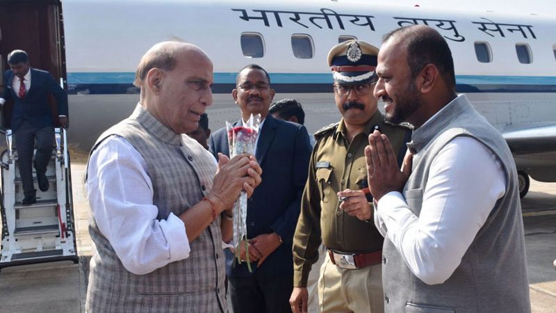 रक्षामंत्री राजनाथ सिंह का जगदलपुर एयरपोर्ट में वरिष्ठ अधिकारियों ने किया स्वागत