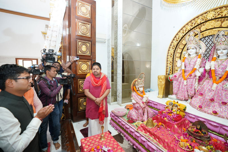 वित्त मंत्री ओपी चौधरी पहुंचे वीआईपी रोड स्थित श्री राम मंदिर