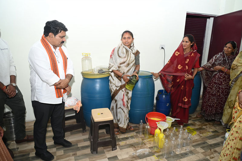 उपमुख्यमंत्री विजय शर्मा ने रायपुर जिले के चरौदा एवं निलजा में संचालित रीपा केंद्रों का किया निरीक्षण