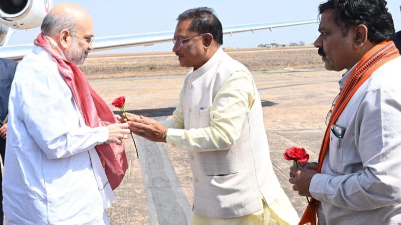 केंद्रीय गृह मंत्री अमित शाह का राजधानी रायपुर के स्वामी विवेकानंद विमानतल में मुख्यमंत्री साय ने आत्मीय स्वागत किया