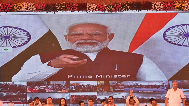 प्रधानमंत्री मोदी ने बटन दबाकर महतारी वंदन योजना की राशि की अंतरित