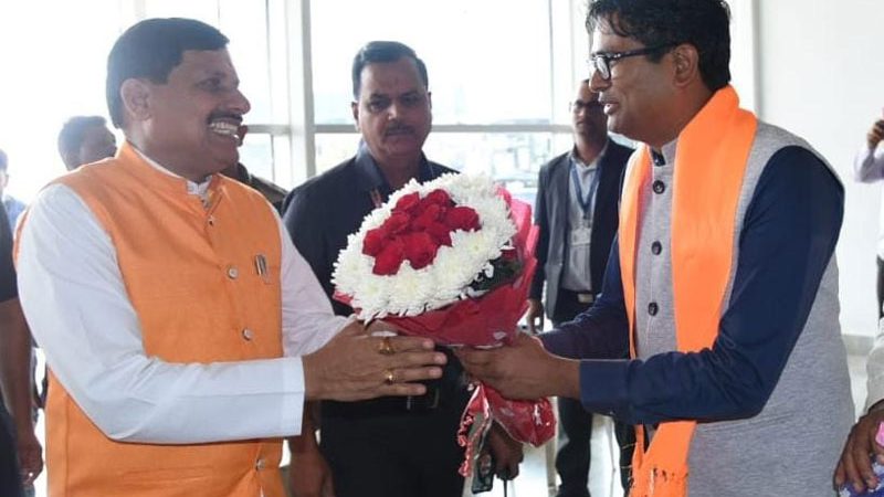 मध्यप्रदेश के मुख्यमंत्री डॉ.मोहन यादव का राजधानी रायपुर के स्वामी विवेकानंद एयरपोर्ट पर वित्तमंत्री चौधरी ने किया आत्मीय स्वागत