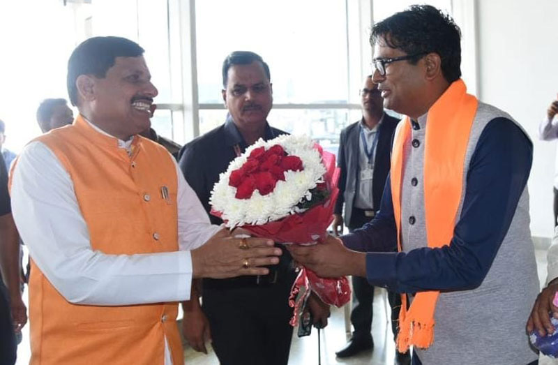 मध्यप्रदेश के मुख्यमंत्री डॉ.मोहन यादव का राजधानी रायपुर के स्वामी विवेकानंद एयरपोर्ट पर वित्तमंत्री चौधरी ने किया आत्मीय स्वागत