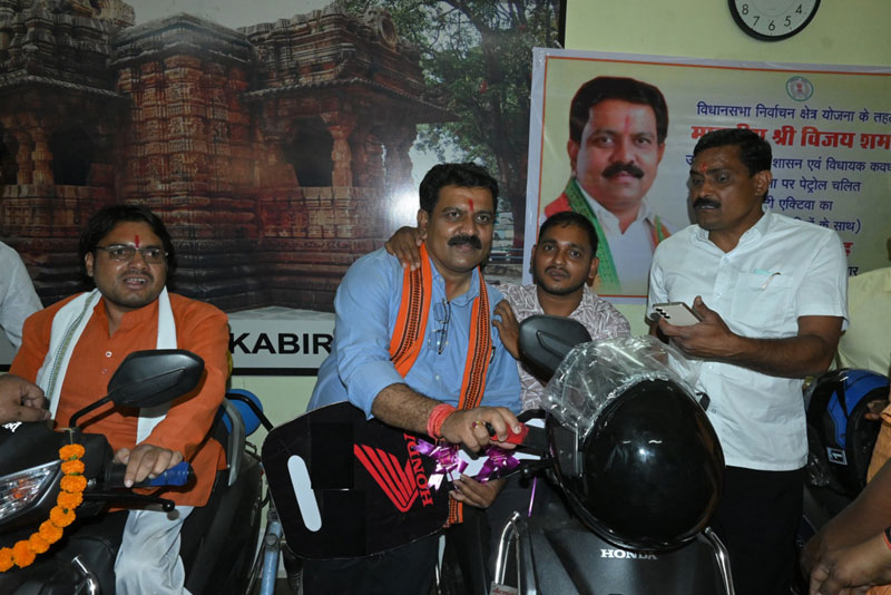 दिव्यांगों के सपनों को मिली नई उड़ान :उपमुख्यमंत्री विजय शर्मा के प्रयासों से मोटर चलित स्कूटी पाकर दिव्यांगजन हुए खुश