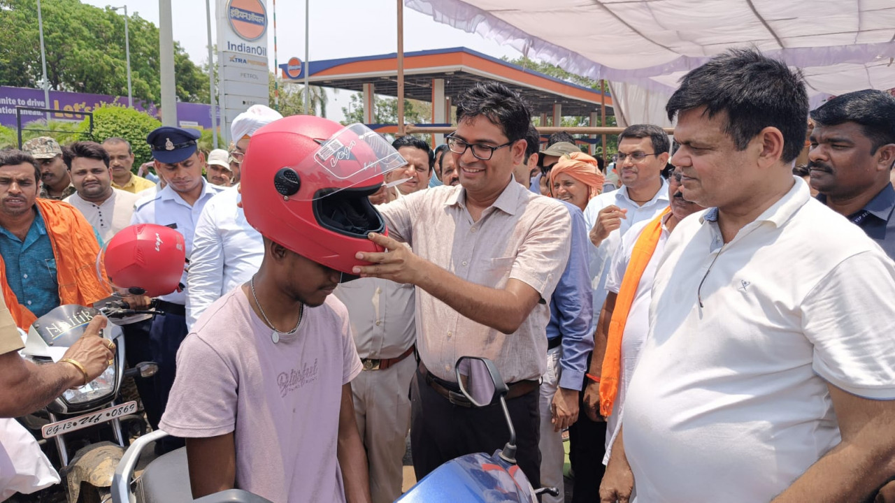 हेलमेट के उपयोग को सामाजिक जिम्मेदारी के रूप में दें बढ़ावा-वित्त मंत्री ओ.पी.चौधरी