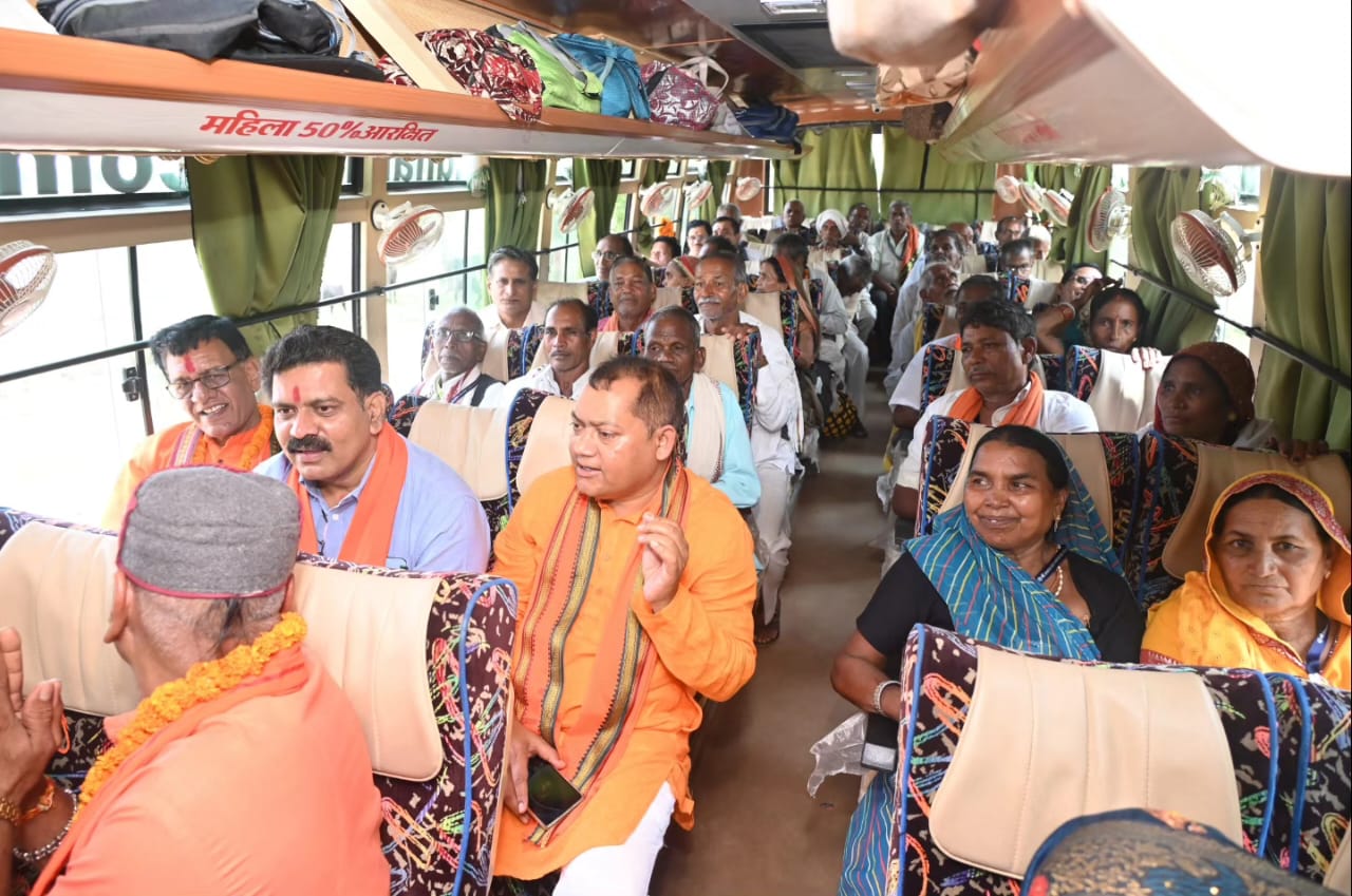 रामलला दर्शन : उपमुख्यमंत्री विजय शर्मा ने कबीरधाम जिले के 71 श्रद्धालुओं का दुर्ग में अभूतपूर्व स्वागत किया
