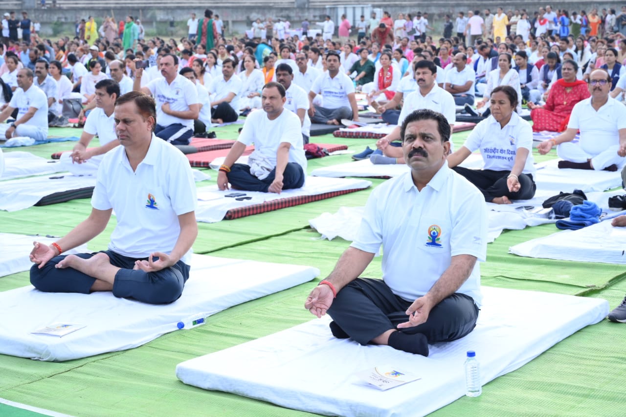 दशम अंतरर्राष्ट्रीय योग दिवस पर रविशंकर स्टेडियम दुर्ग में आयोजित योगा कार्यक्रम में शामिल हुए उप मुख्यमंत्री विजय शर्मा