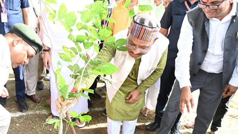 मुख्यमंत्री विष्णुदेव साय ने अघोर गुरु पीठ ब्रह्मनिष्ठालय परिसर में करंज का पौधा रोपा