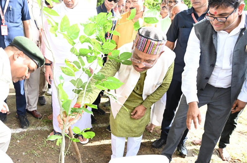 मुख्यमंत्री विष्णुदेव साय ने अघोर गुरु पीठ ब्रह्मनिष्ठालय परिसर में करंज का पौधा रोपा