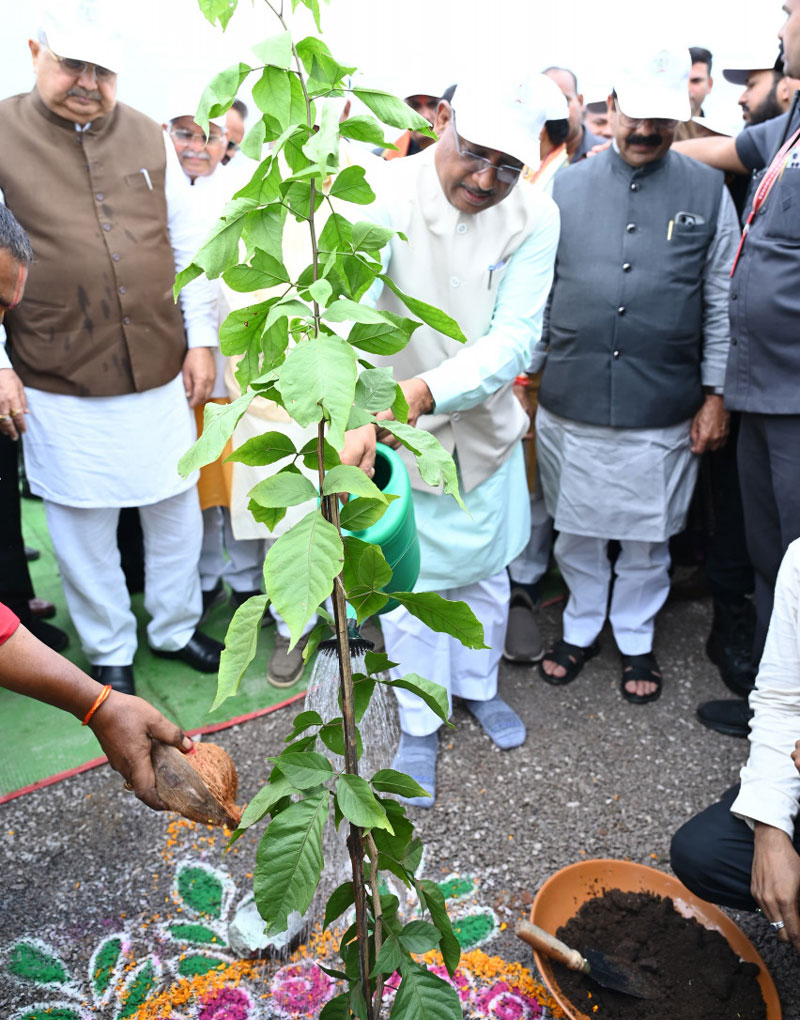 मुख्यमंत्री विष्णु देव साय ने विधानसभा आवासीय परिसर में बेल का पौधा लगाया