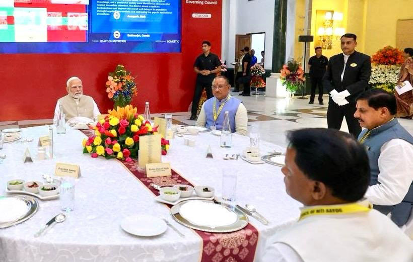 नीति आयोग की बैठक में लंच के दौरान मुख्यमंत्री विष्णुदेव साय प्रधानमंत्री के साथ भोजन करते हुए