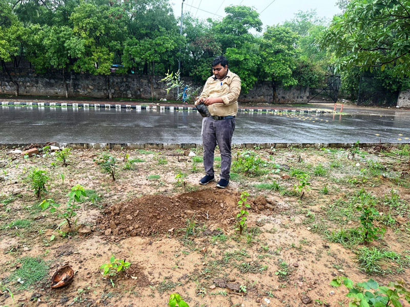 नई दिल्ली में ‘एक पेड़ माँ के नाम’ अभियान के तहत छत्तीसगढ़ जनसंपर्क विभाग का वृक्षारोपण