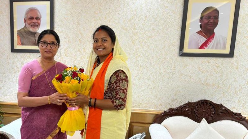 केन्द्रीय महिला एवं बाल विकास मंत्री से मंत्री श्रीमती राजवाड़े ने की सौजन्य मुलाकात