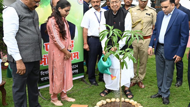 राज्यपाल हरिचंदन ने ‘एक पेड़ माँ के नाम‘ अभियान के तहत किया पौधरोपण