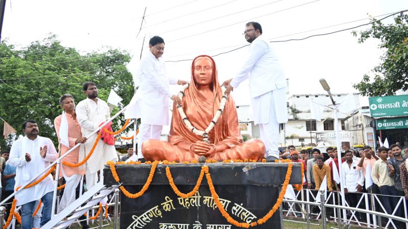 खाद्य मंत्री बघेल ने ममतामयी मिनीमाता की पुण्यतिथि पर श्रद्धांजलि अर्पित किया