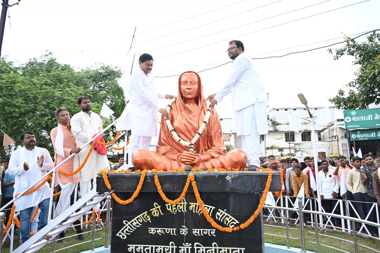 खाद्य मंत्री बघेल ने ममतामयी मिनीमाता की पुण्यतिथि पर श्रद्धांजलि अर्पित किया