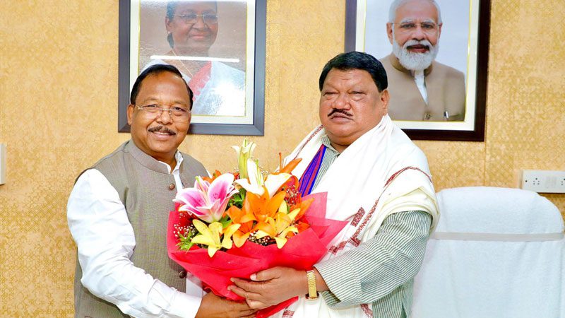 आदिम जाति विकास मंत्री रामविचार नेताम ने केन्द्रीय जनजातिय कार्य मंत्री जुएल ओराम से की सौजन्य मुलाकात