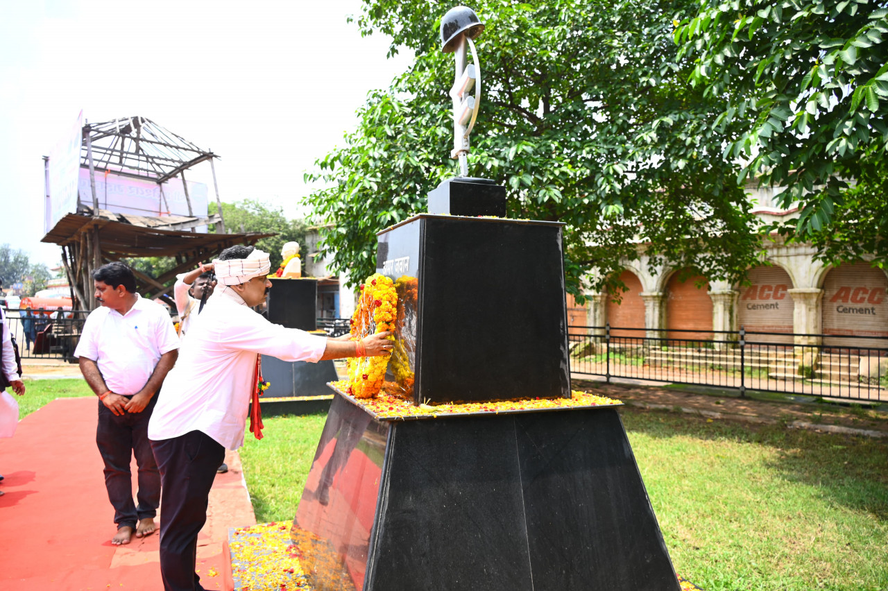 उप मुख्यमंत्री विजय शर्मा ने शहीदों को किया माल्यार्पण