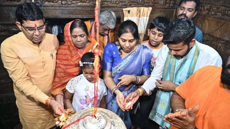 राजस्व मंत्री ने सोमनाथ में पूजा अर्चना कर प्रदेशवासियों के लिए सुख-शांति-समृद्धि की कामना की