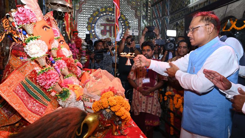 बंजारी धाम परिसर में ब्रम्हलीन विभूतियों के प्रतिमा अनावरण में शामिल हुए मुख्यमंत्री विष्णुदेव साय