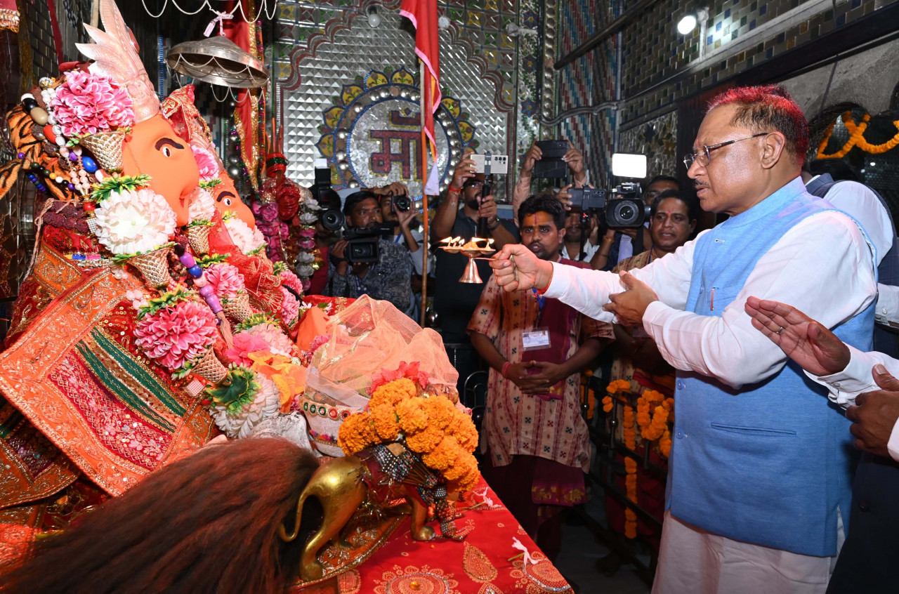 बंजारी धाम परिसर में ब्रम्हलीन विभूतियों के प्रतिमा अनावरण में शामिल हुए मुख्यमंत्री विष्णुदेव साय