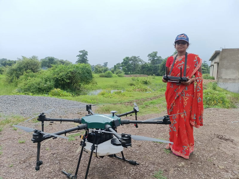 घरेलू काम के संग निरूपा साहू उड़ाती है अब ड्रोन, गांव में कहलाती है ड्रोन वाली दीदी