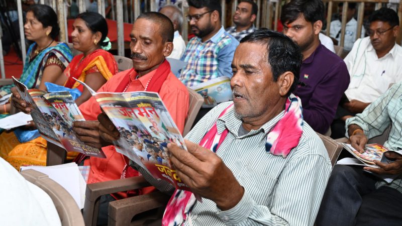 मुख्यमंत्री विष्णु देव साय के जनदर्शन में मुख्यमंत्री से मिलने आए लोगों ने जनसंपर्क विभाग की मासिक पत्रिका जनमन और रोजगार नियोजन की सराहना की