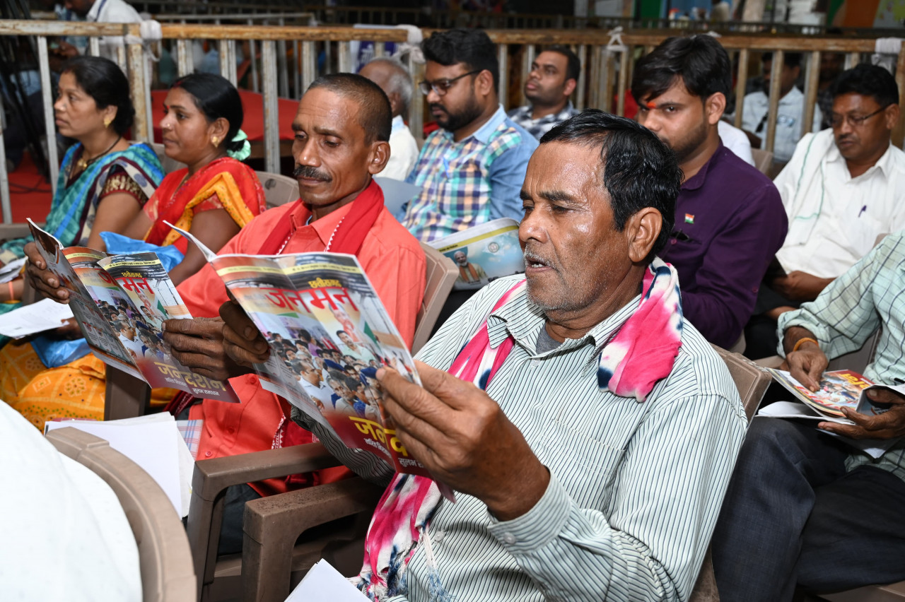 मुख्यमंत्री विष्णु देव साय के जनदर्शन में मुख्यमंत्री से मिलने आए लोगों ने जनसंपर्क विभाग की मासिक पत्रिका जनमन और रोजगार नियोजन की सराहना की