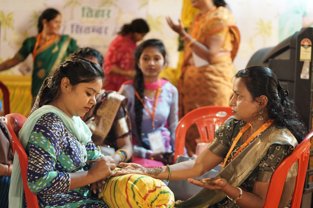 मुख्यमंत्री निवास में तीजा-पोला की धूम : मुख्यमंत्री साय के आमंत्रण पर मुख्यमंत्री निवास पहुंची बहनें लगवा रहीं मेहंदी, पहन रहीं चूड़ियां