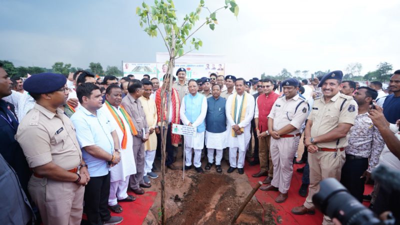 मुख्यमंत्री विष्णु देव साय ने ’एक पेड़ मां के नाम’ अभियान के तहत किया वृक्षारोपण