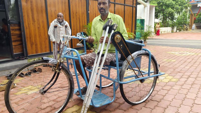 मुख्यमंत्री कैंप कार्यालय बगिया द्वारा दिव्यांग रोहित को प्रदान किया गया ट्राई सायकल