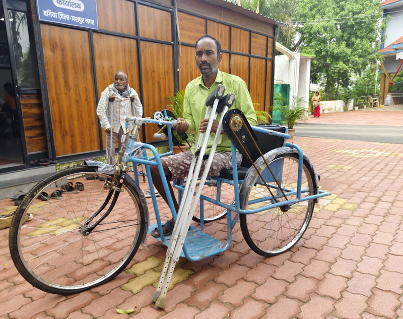 मुख्यमंत्री कैंप कार्यालय बगिया द्वारा दिव्यांग रोहित को प्रदान किया गया ट्राई सायकल