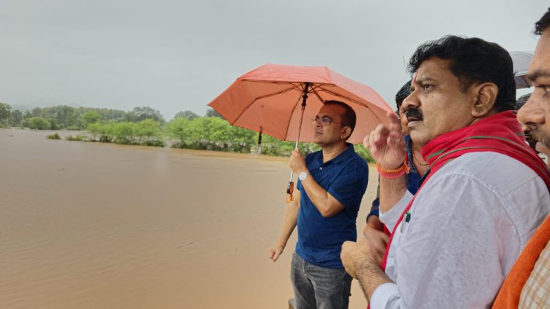 उपमुख्यमंत्री विजय शर्मा ने कबीरधाम जिले में सुबह बाढ़ प्रभावित क्षेत्रों का किया निरीक्षण, प्रभावित परिवारों से मिलकर स्थिति की ली जानकारी