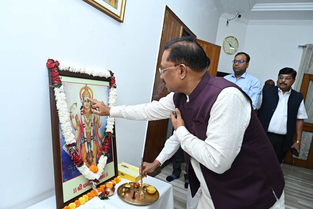 मुख्यमंत्री ने भगवान धन्वंतरि की पूजा अर्चना कर प्रदेशवासियों के लिए माँगा आरोग्य का वरदान