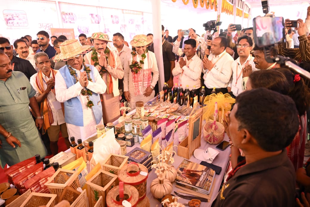 मुख्यमंत्री साय ने बैठक में शामिल होने से पूर्व विभिन्न विभागीय स्टॉल्स का अवलोकन किया