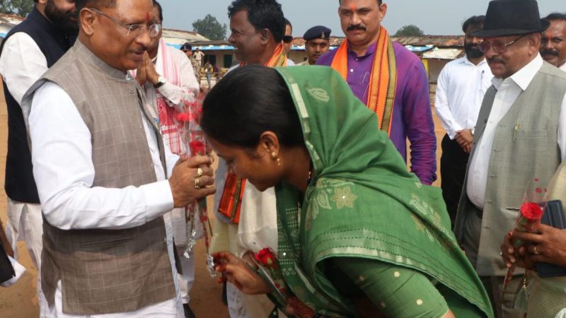 मुख्यमंत्री विष्णु देव साय सर्व आदिवासी समाज के जिला स्तरीय कर्मा महोत्सव में शामिल होने सूरजपुर जिले के सिलौटा पहुंचे