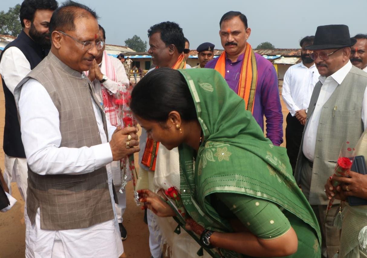 मुख्यमंत्री विष्णु देव साय सर्व आदिवासी समाज के जिला स्तरीय कर्मा महोत्सव में शामिल होने सूरजपुर जिले के सिलौटा पहुंचे