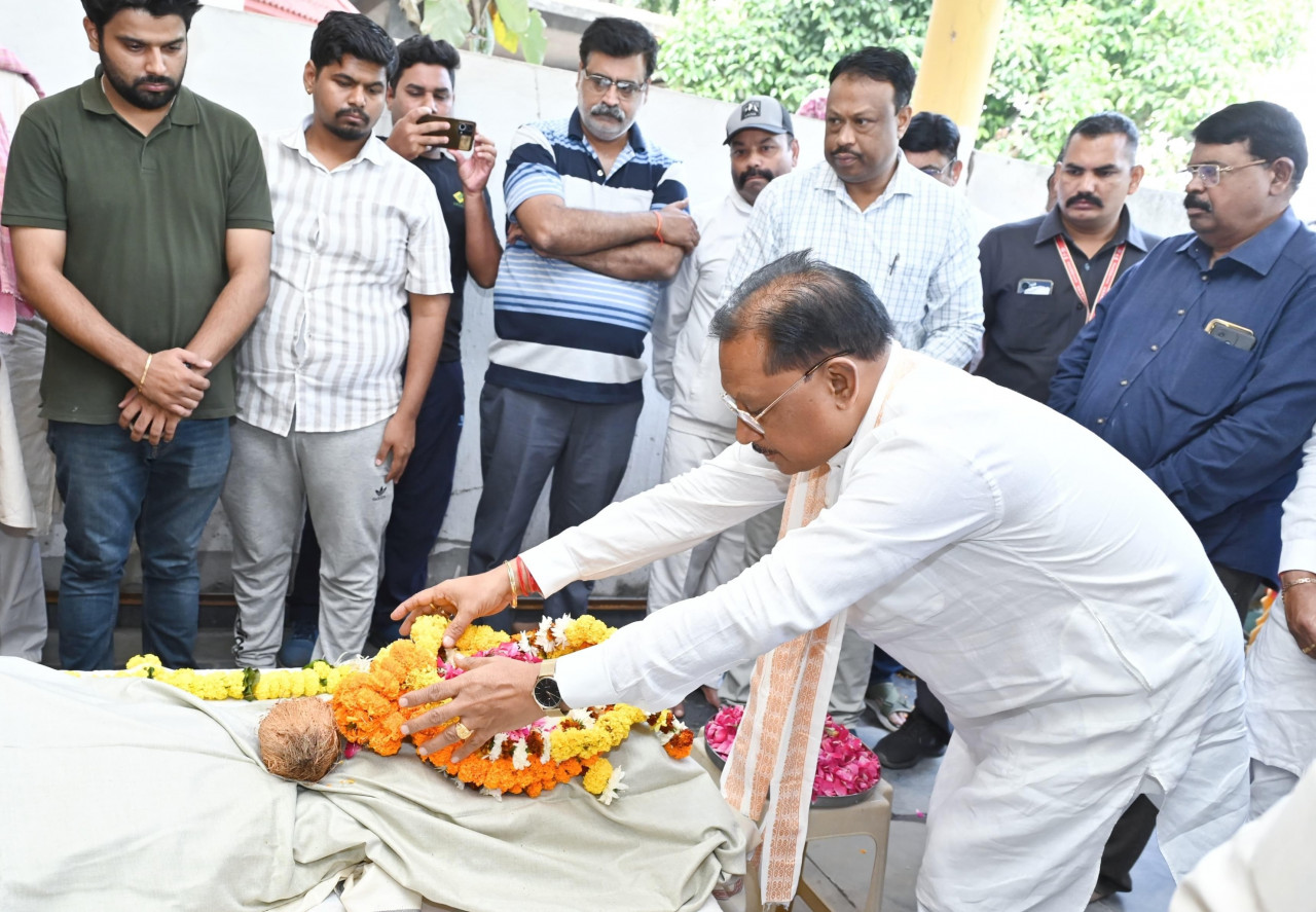 मुख्यमंत्री साय ने पूर्व राज्यसभा सांसद स्वर्गीय गोपाल व्यास के अंतिम दर्शन में शामिल होकर दी भावभीनी श्रद्धांजलि