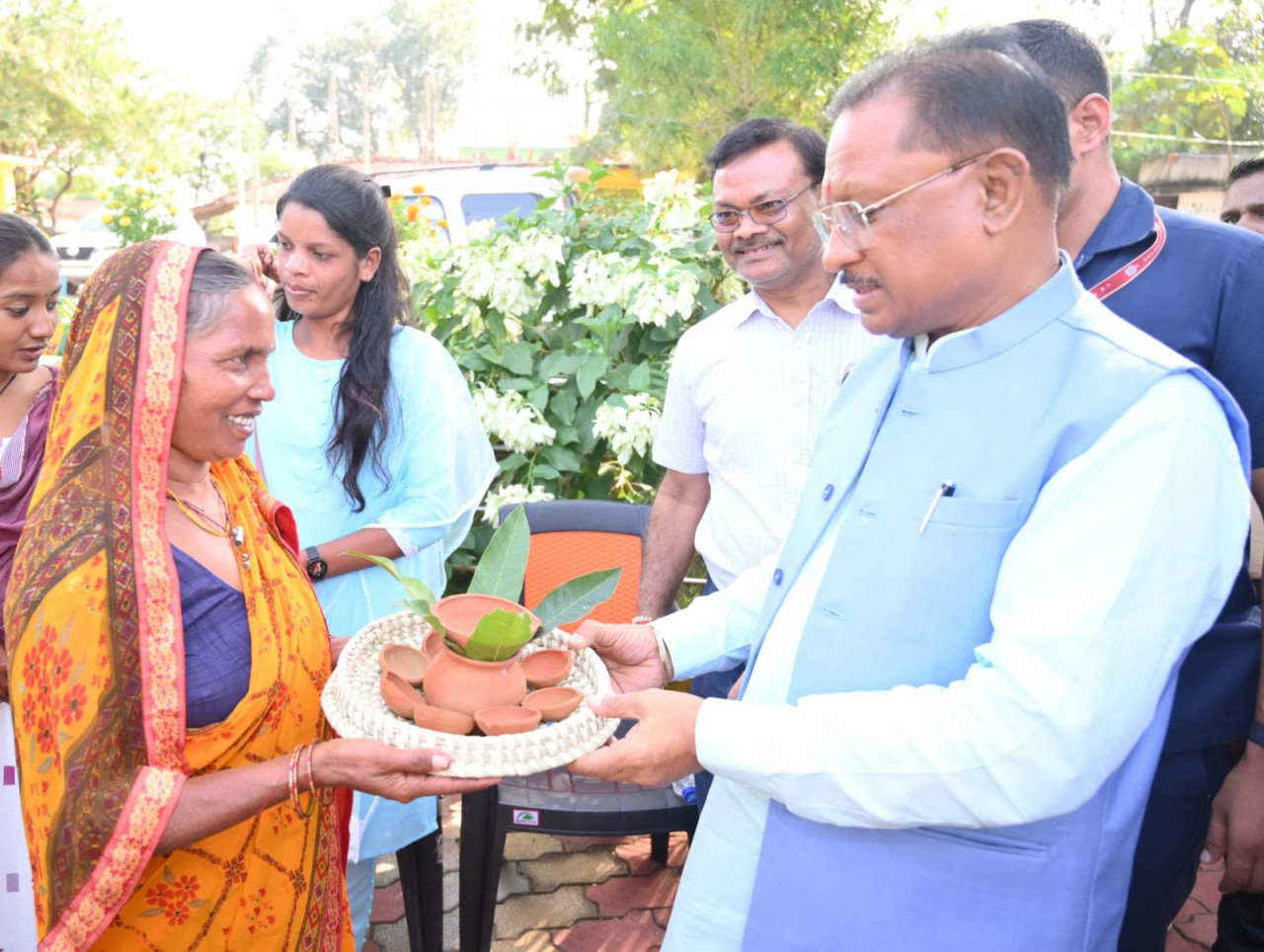 मुख्यमंत्री साय ने प्रधानमंत्री आवास योजना की हितग्राहियों को दीपावली का उपहार भेंट किया