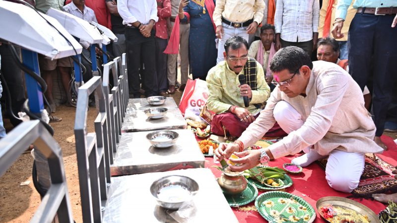 सांकरा उपार्जन केंद्र में राजस्व मंत्री श्री टंक राम वर्मा ने धान खरीदी का किया शुभारम्भ