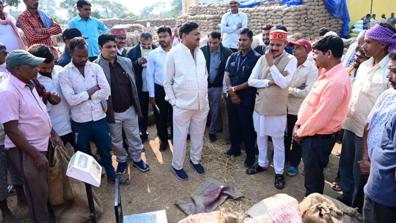 खाद्य मंत्री बघेल ने धान खरीदी केंद्र झाल, मुरता, संबलपुर, मारो और गुंजेरा पहुंचकर खरीदी व्यवस्था का लिया जाएजा