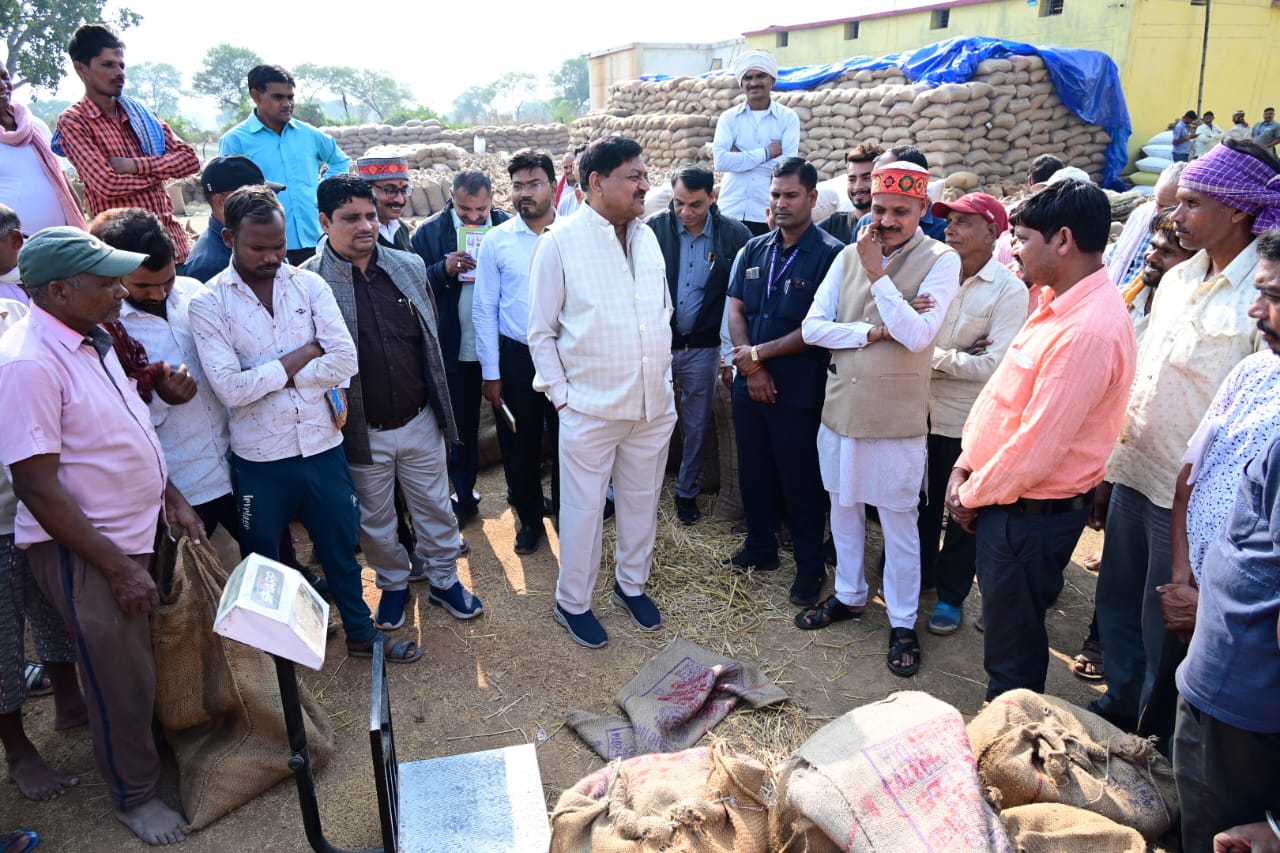 खाद्य मंत्री बघेल ने धान खरीदी केंद्र झाल, मुरता, संबलपुर, मारो और गुंजेरा पहुंचकर खरीदी व्यवस्था का लिया जाएजा