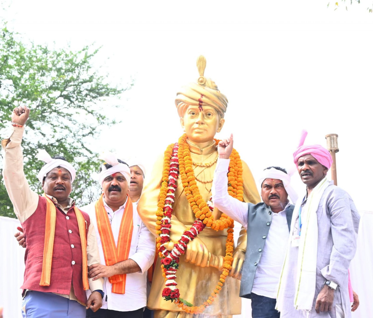 उप मुख्यमंत्री विजय शर्मा ने जगदलपुर में शहीद गेंद सिंह की प्रतिमा का किया अनावरण