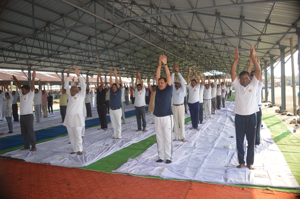 स्वस्थ रहने के लिए योग जरूरी- श्री मोहले : योग दिवस पर हजारों लोगों ने उत्साह से लिया भाग