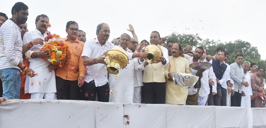 पूर्व प्रधानमंत्री अटल बिहारी वाजपेयी की अस्थियां त्रिवेणी संगम में विसर्जित