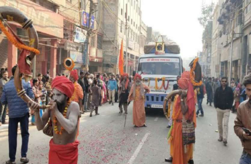 मकर संक्रांति पर संगम स्नान को उमड़ी श्रद्धालुओं की भीड़, आंकड़ा डेढ़ करोड़ के करीब