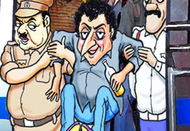 'बड़ा बाबा' बनने के लिए नशेड़ी ने मिट्टी में गर्दन दबाई, पुलिस ने बचाई जान